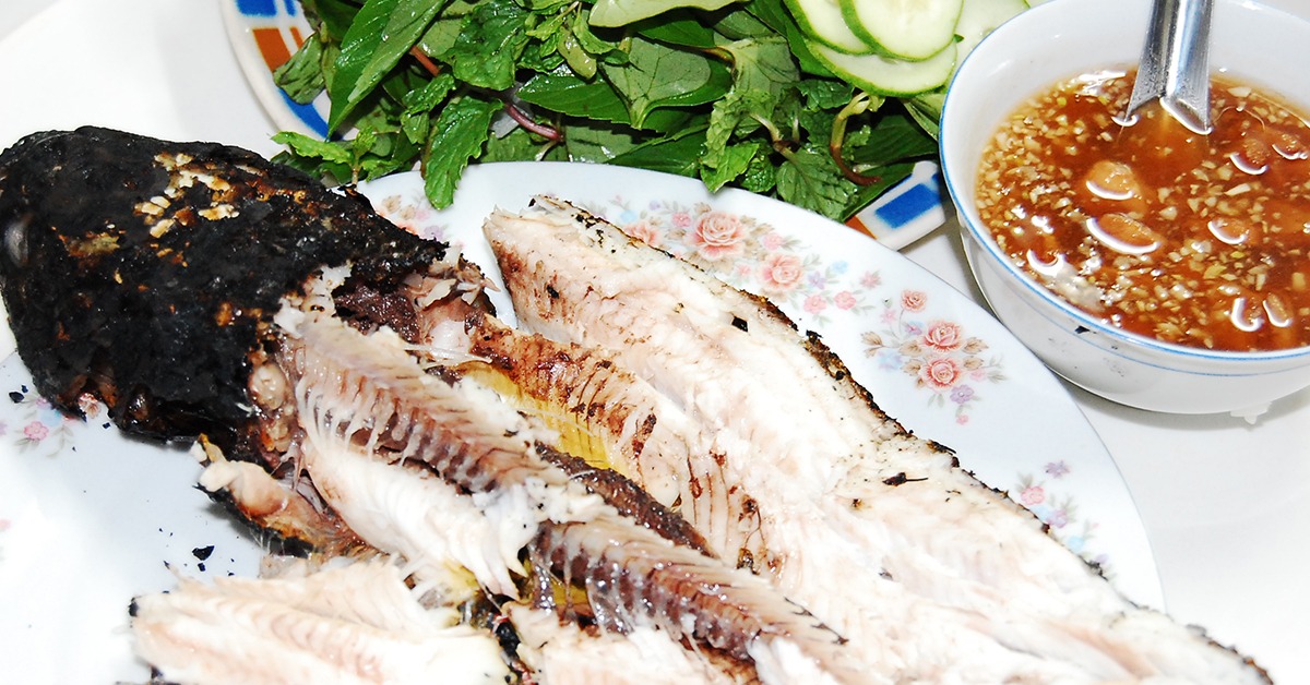 Cá lóc nướng trui phải có thịt mềm ngọt, ăn kèm rau sống, bánh tráng và nước mắm thiệt ngon mới đúng điệu