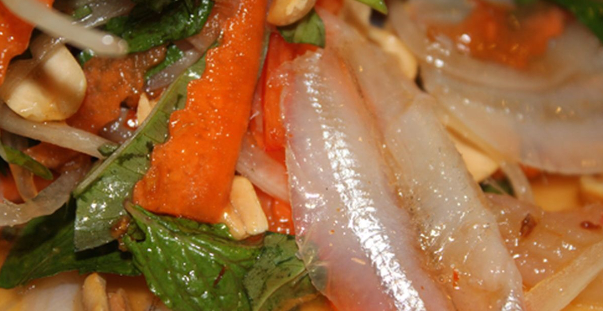Nếu làm gỏi cá mai tại nhà, du khách có thể "biến tấu" làm sao cho hợp khẩu vị với mình là được. Khi bày lên đĩa đừng quên rắc thêm một ít đậu phộng rang lên để tăng tính hấp dẫn, thơm ngon cho món gỏi cá mai. 