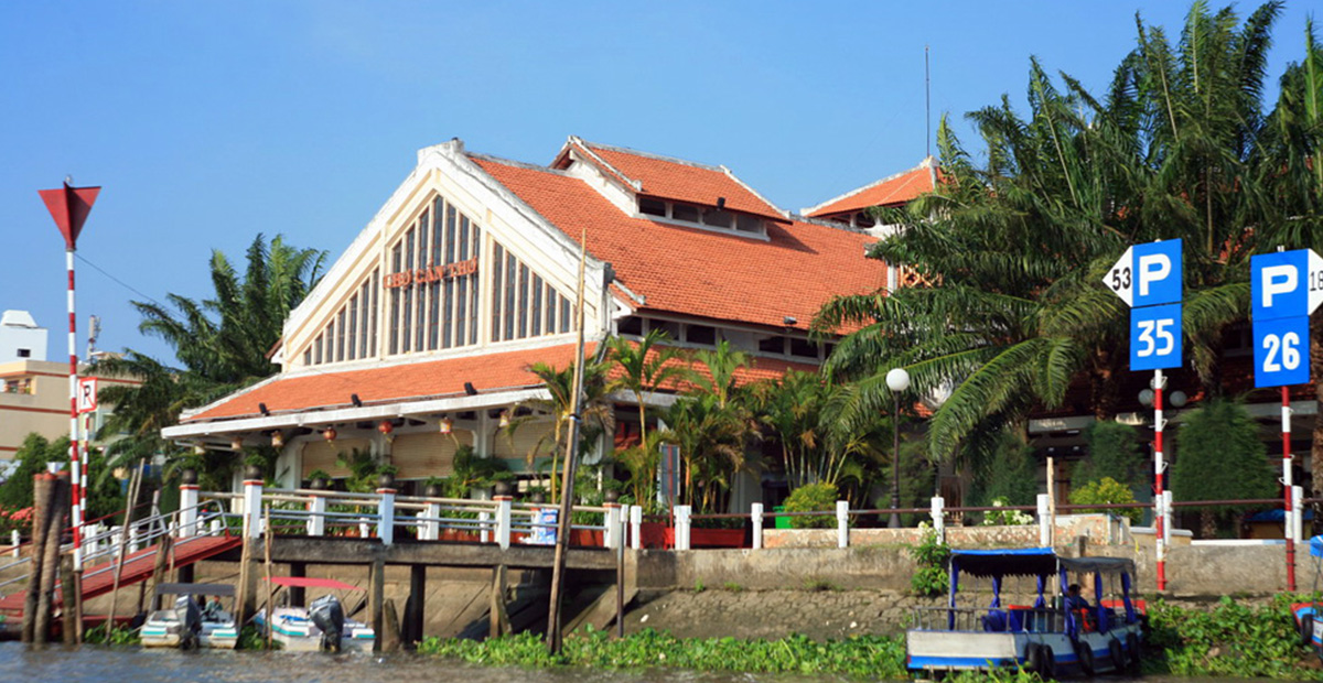 Một còn lại của chợ hướng ra bến Ninh Kiều – một đầu mối thương mại đường thủy quan trọng của Tây Nam Bộ đầu thế kỷ 20.