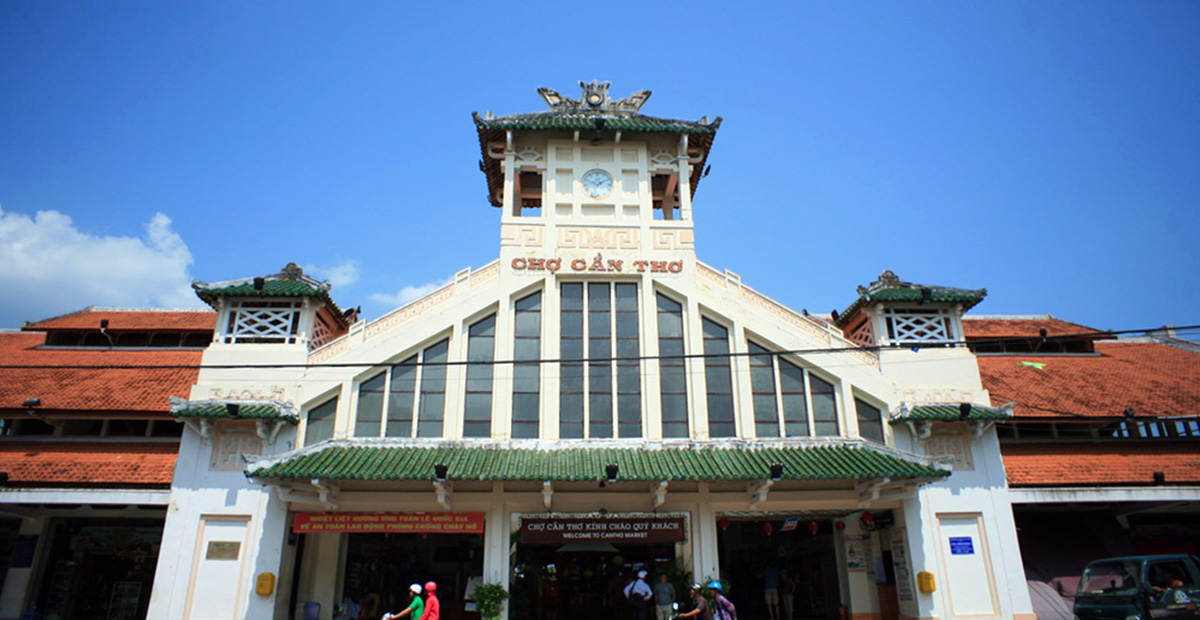 Nằm bên bến Ninh Kiều ở trung tâm TP Cần Thơ, chợ Cần Thơ được xem là khu chợ cổ đẹp nhất vùng Đồng bằng Sông Cửu Long.